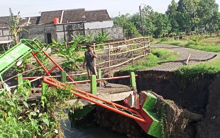 Warga Megalrejo sedang mengecek jembatan Megalrejo-Perumahan BRI kelurahan Balun kecamatan Cepu yang putus akibat diterjang banjir pada Rabu (13/12/2023) malam