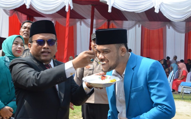 Pj Wali Kota Padangsidimpuan, H Letnan Dalimunthe, S.KM, M,Kes Menyuapi Ketua Komite Nasional Pemuda Indonesia Kota Padangsidimpuan Karim Pohan