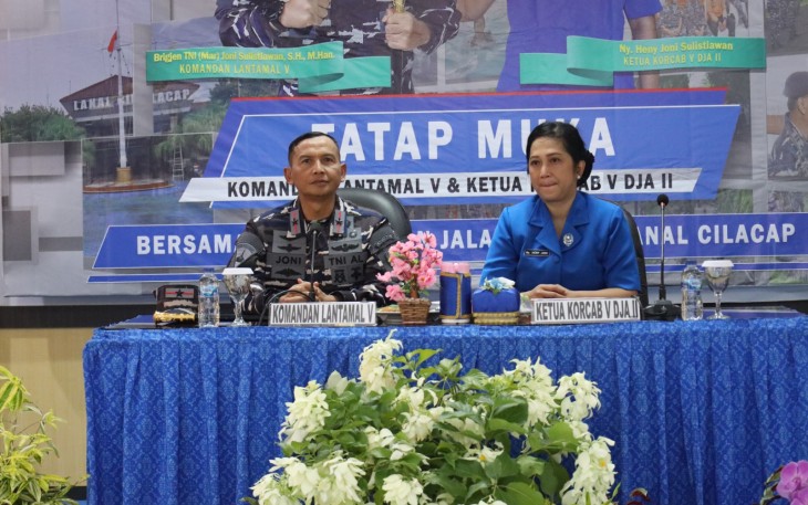 Komandan Pangkalan Utama TNI AL (Danlantamal) V Brigjen TNI Marinir Joni Sulistiawan, S. H., M. Han. didampingi Ketua Korcab V DJA II Ny. Heny Joni Sulistiawan melaksanakan tatap muka dengan prajurit Pangkalan TNI AL (Lanal) Cilacap di Gedung Serbaguna Lanal Cilacap, Jumat (22/12/2023)