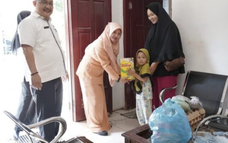 Kepala Dinas Kominfo Kabupaten Asahan Serahkan Bantuan Makanan Tambahan Kepada Anak Stunting