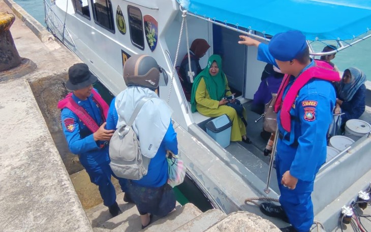 Para Pelajar Diantar Kapal Sat Polair Polres Lingga dalam Program Sampan Layar