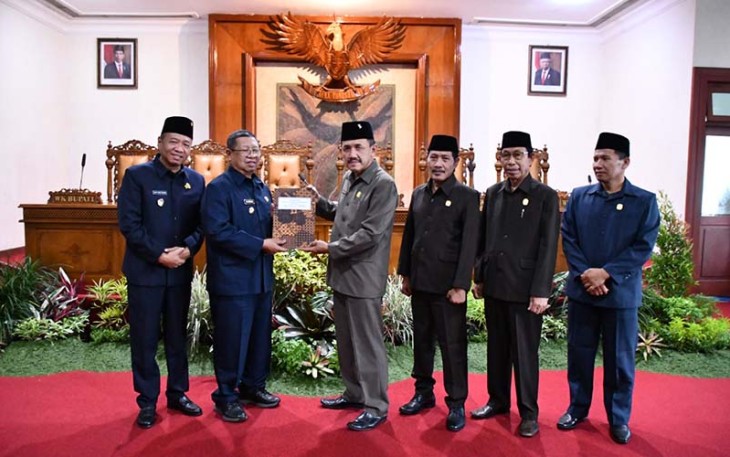 Ketua DPRD Tulungagung Marsono, S.Sos memberikan laporan pertanggungjawaban ke Bupati Tulungagung Maryoto Birowo, MM didampingi anggota DPRD Tulungagung