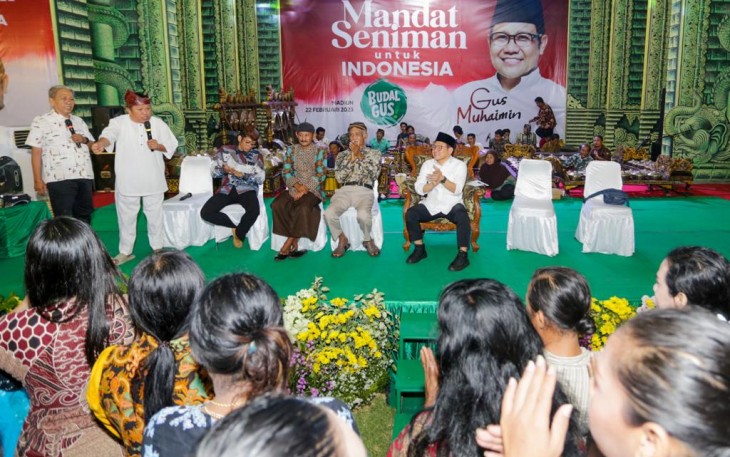 Gus Muhaimin menanggapi aspirasi para seniman dan budayawan lokal se-Jatim di sela penyerahan Mandat Seniman untuk Indonesia ”Budal Gus” di Padepokan Seni Kirun, Madiun, Rabu (22/2/2023).