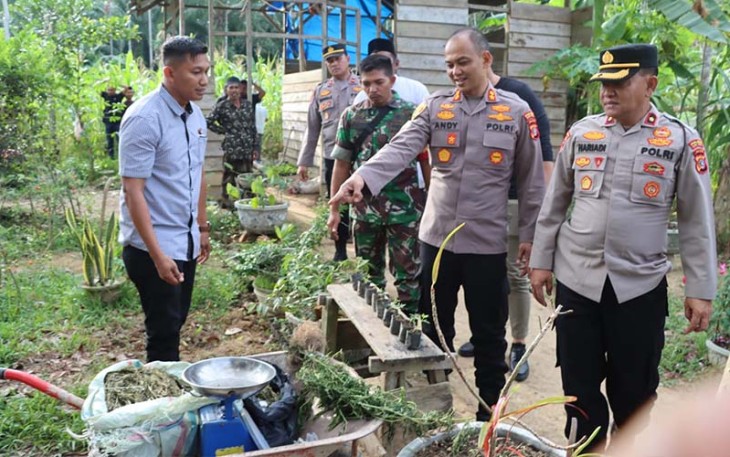 Kapolres Aceh Timur AKBP Andy Rahmansyah, S.I.K., bersama jajarannya saat mendatangi TKP.