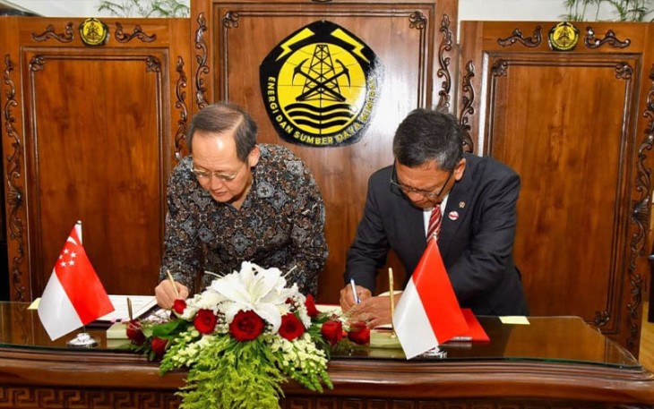 Penandatanganan Nota Kesepahaman (MoU) dengan Second Minister for Trade and Industry Singapura, Tan See Leng, di Kantor Kementerian ESDM, Jumat (8/9). 