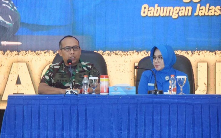 Danlanudal Juanda Kolonel Laut (P) Heru Prasetyo beserta Ketua Cabang 3 Jalasenastri Gabungan Puspenerbal Ny.Naniek Heru Prasetyo 