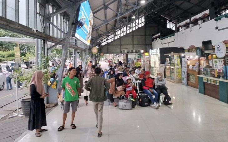 Penumpang kereta api di stasiun Semarang Tawang dan Poncol menjelang pergantian tahun baru 2023/2024.