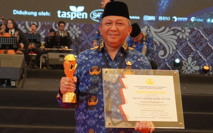 Kepala Pusat Penerangan Hukum Kejaksaan Agung Dr. Ketut Sumedana mewakili Jaksa Agung saat menerima penghargaan. 
