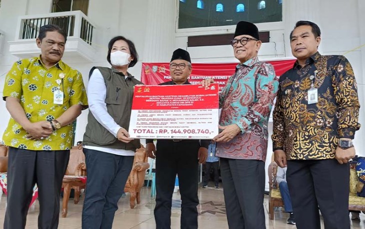 Penyerahan bantuan secara simbolis 