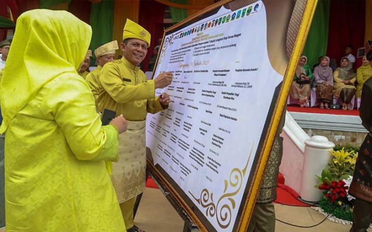 Gubernur Kepulauan Riau H. Ansar Ahmad saat Penandatanganan Komitmen Bersama
