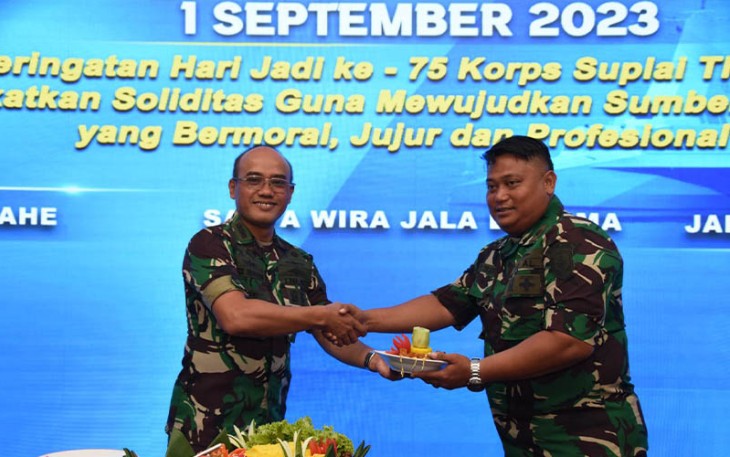 Pemotongan tumpeng oleh Kepala Keuangan Wilayah Kolinlamil Kolonel Laut (S) Dede Suhendrawan.