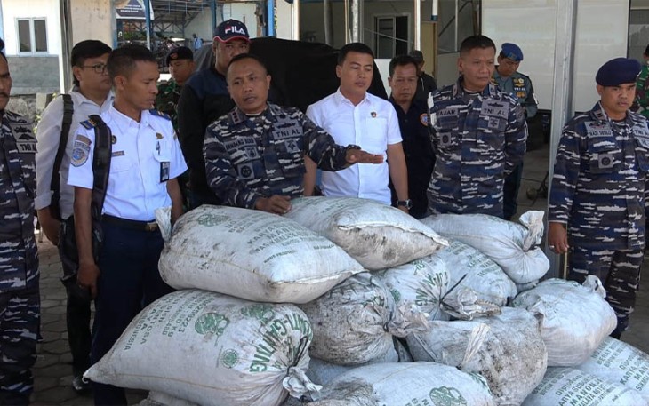Lanal Cilacap saat tunjukan barang bukti