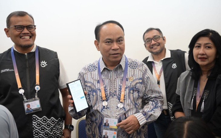 Menteri Komunikasi dan Informatika Republik Indonesia Budi Arie Setiadi (tengah) didampingi senior leaders TelkomGroup meninjau Mini Network Operation Center Telkom di area Media Center KTT AIS 2023 Forum, Bali Nusa Dua Convention Center, Selasa (10/10). Menkominfo melakukan pengecekan kecepatan (speed test) akses internet Telkom di sekitar venue utama dan media center.