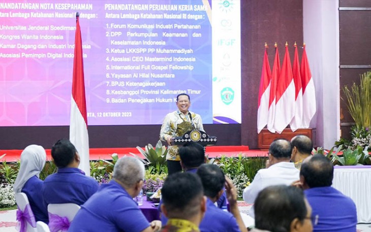 Bamsoet saat memberikan sambutan penandatangan Perjanjian Kerjasama antara Badan Hubungan Penegakan Hukum, Pertahanan dan Keamanan KADIN Indonesia dengan Deputi Pemantapan Nilai-Nilai Kebangsaan Lemhannas Mayjen TNI Agus Arif Fadila, disaksikan Gubernur Lemhannas RI Andi Widjajanto dan Plh Ketua Umum KADIN Indonesia Yukki Nugrahawan, di Gedung Lemhannas RI, Jakarta, Kamis (12/10/23).