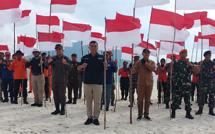 Bupati Natuna dan OPD Serta Forkopimda saat Pasang Bendera Merah Putih Sebanyak 1000 di Pulau Senoa 