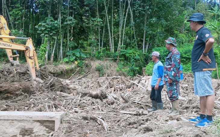 Alat berat dikerahkan mengangkut sejumlah material longsor 