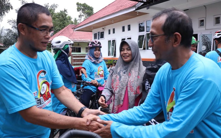 Pj.Wali Kota Payakumbuh, Rida Ananda saat menjamu pesepeda dari komunitas Federalis Ranah Minang (Fedrami) untuk makan siang di rumah dinasnya.