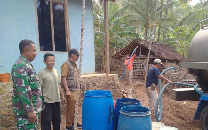 Koramil 0801/11 Donorojo saat Bantu Warga Terdampak Kekeringan