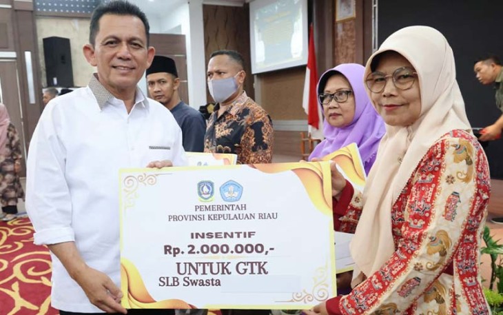 Gubernur Ansar saat Serahkan Bantuan Insentif Berbagai Komponem Masyarakat di Kabupaten Karimun