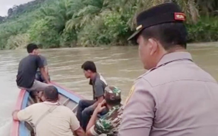 Tim Gabungan Polri, TNI, BPBD masih melakukan pencarian korban hilang hanyut terbawa arus sungai