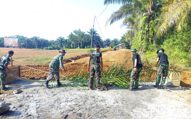 Satgas TMMD menyelesaikan pemasangan gorong-gorong.