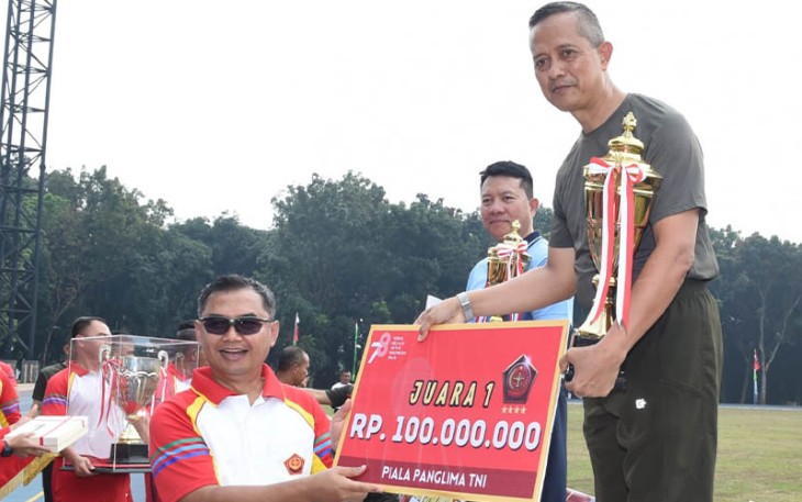 Penyerahan Piala Panglima TNI