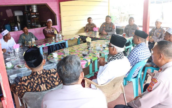 Wakapolres Aceh Timur saat Tampung Aspirasi Warga Peudawa