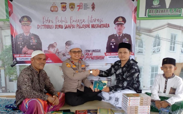 Kapolsek Peureulak Barat saat Bagikan 105 Al Quran dan Kitab