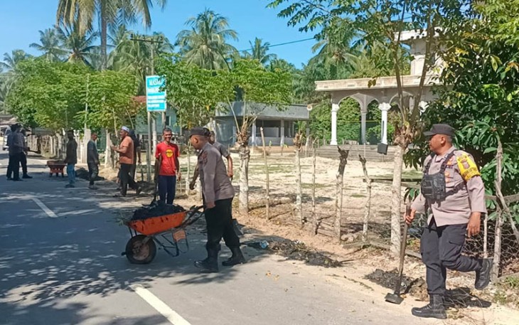 Polsek Peureulak Barat dan Koramil 15 Gotong Royong Bersihkan Masjid Baitul Mukmin