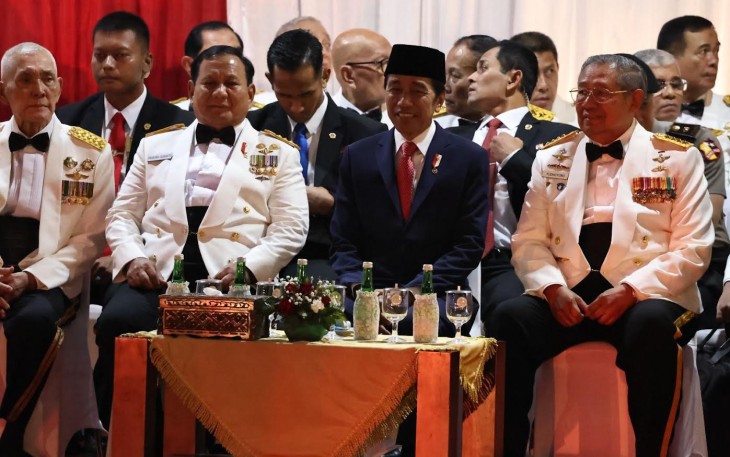 Menhan Prabowo saat Dampingi Presiden Jokowi Pimpin Upacara Parade Senja di Kemhan