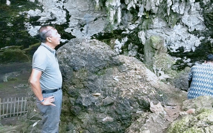 Suwondo, pecinta budaya asal Ngantang bersama Tumiyo, purnawirawan TNI, saat menelusuri jejak manusia purba di gua itu, konon gua ini juga multifungsi (selain wisata juga digunakan aktifitas ritual), Sabtu (27/05/2023).
