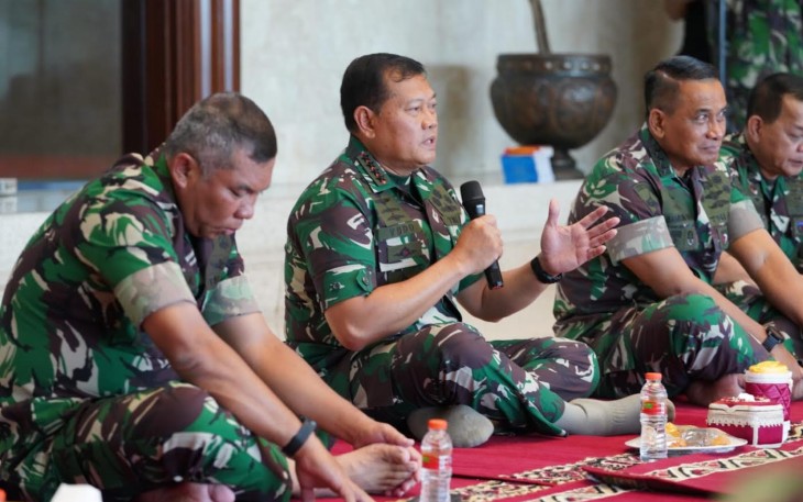 Panglima TNI Laksamana TNI Yudo Margono, S.E.,M.M. beserta para Perwira Tinggi (Pati) Mabes TNI, saat mengikuti acara Doa Bersama di awal Tahun 2023, dengan membaca Surat Yasin yang dipimpin oleh Kapusbintal TNI Laksma TNI Drs. Ian Heriyawan, bertempat di loby Gedung Utama Mabes TNI, Cilangkap, Jakarta Timur, Senin (2/1/2023).