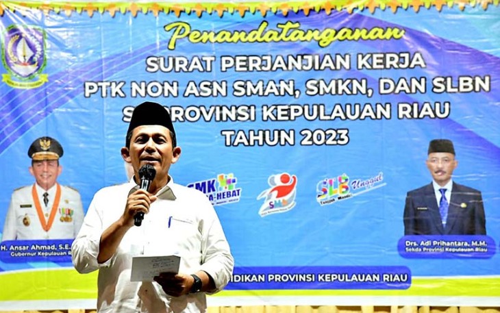 Gubernur Ansar saat Hadiri Penandatanganan Guru PTK Non ASN Se-Kota Batam