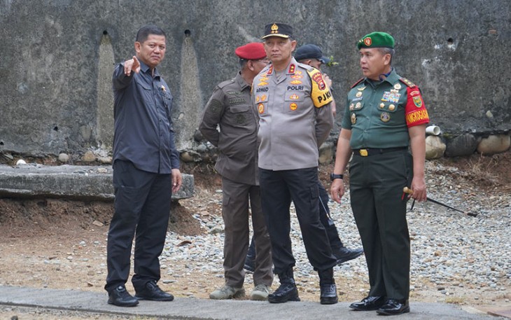 Danrem 041/Gamas Brigjen TNI Rachmad Zulkarnaen bersama Kapolda Bengkulu saat turut dalam kegiatan pengamanan VVIP kunjungan kerja Presiden RI 