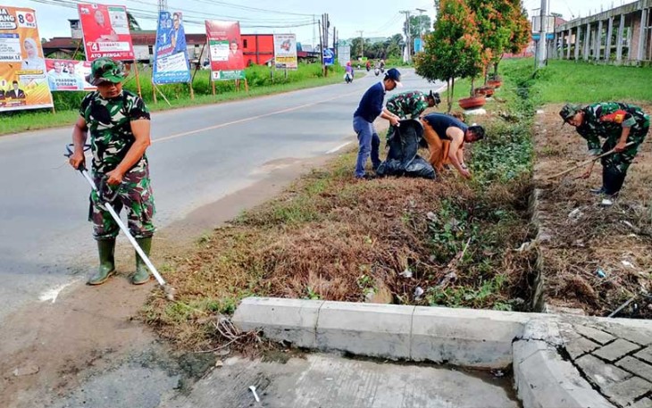 Sinergitas Tiga Pilar Kecamatan Loa Janan saat Jaga Kebersihan Lingkungan