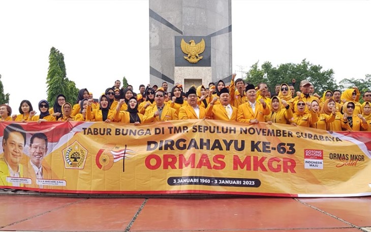 foto bersama usai tabur bunga di Taman Makam Pahlawan (TMP) Mayjen Sungkono, Selasa (3/1/2023). 