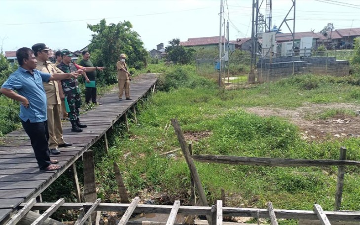 Danramil Bersama Camat Pahandut saat Cek Lokasi Pembangunan Pos Kamling 