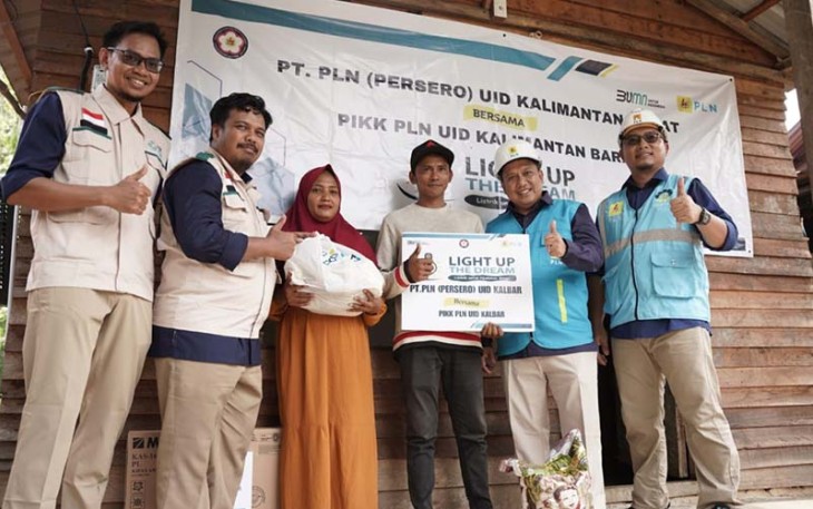 PIKK PLN Nyalakan Listrik Rumah Warga Kurang Mampu di Desa Sungai Rengas