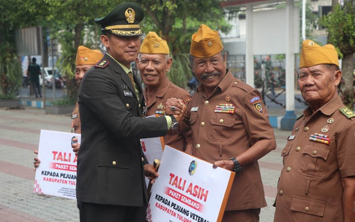 Komandan Kodim 0807 Tulungagung Letkol Czi Nooris Agus Rinanto, S.I.P saat memberi tali asih ke veteran
