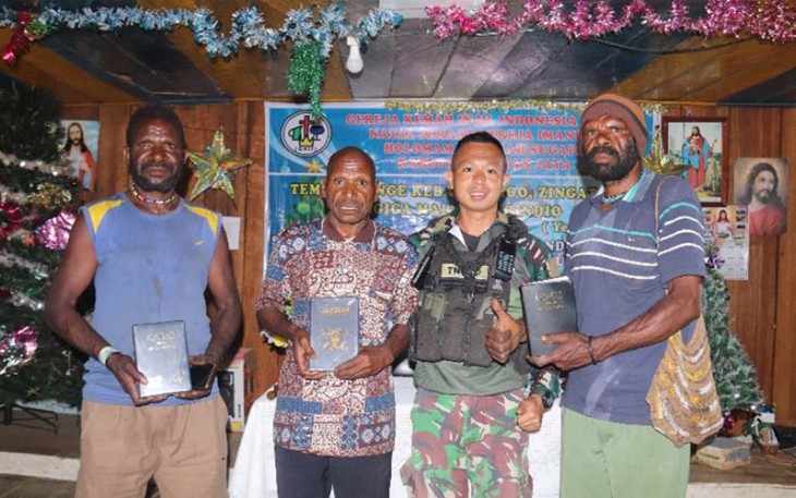 Satgas Yonif 330 Tri Dharma Bagikan Alkitab