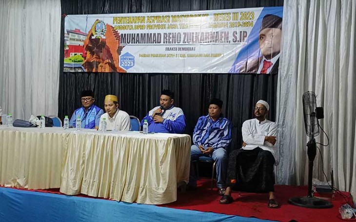 Ketua Fraksi Partai Demokrat DPRD Jatim, Reno Zulkarnaen disambati warga Desa Ambulu Kecamatan Ambulu soal kenaikan harga pangan pokok dan sulitnya mencari pekerjaan.