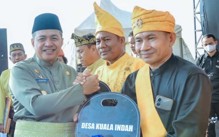 Bupati Batu Bara Ir.H.Zahir, MA.P secara simbolis memberikan  Bus Angkutan Pedesaan sebanyak tiga unit kepada Desa Kuala Indah, Pematang Kuing dan Desa Simodong, Kecamatan Sei Suka.