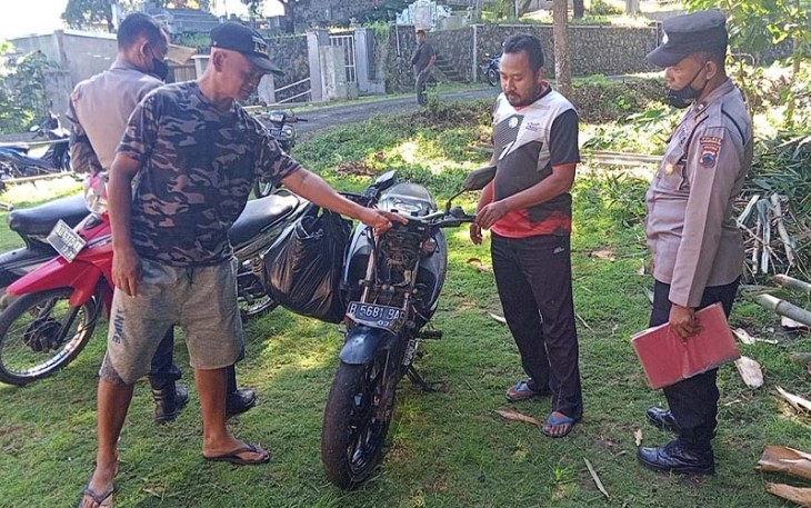 Sepeda motor Yamaha Vixion bernopol B-5681-BAE yang dikendarai korban, sesaat sebelum diamankan petugas kepolisian dari lokasi kejadian.
