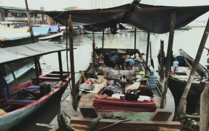 Foto: warga Pasar Ikan Luar Batang bertahan hidup di atas perahu (Youtube: BeritaSatu)