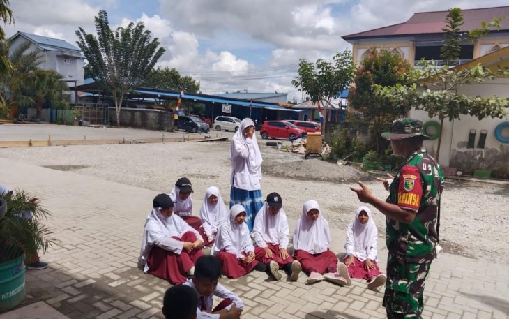 Babinsa Koramil 1710-02/Timika Berikan Pelatihan Kepada Siswa Siswi SD Permata Papua