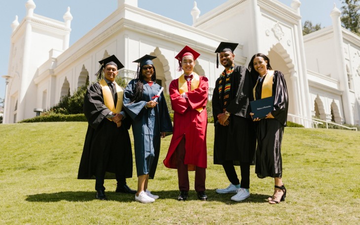 Ilustrasi fresh graduate mahasiswa Indonesia yang kuliah di luar negeri (Sumber: pexels.com)