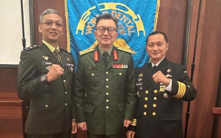 Kolonel Laut (K) drg. Muh. Arifin., Sp.,Ort., Mtr.Opsla foto bersama pada Kongres FDI Section of Defense Forces Dental Service di Sydney Australia 