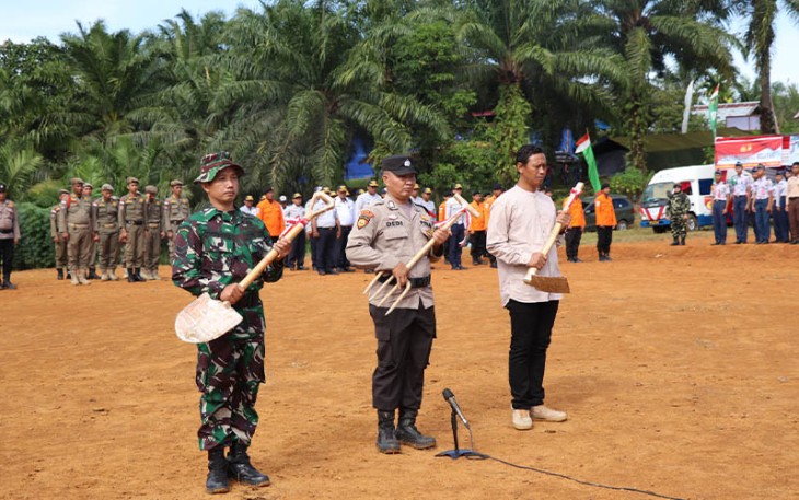 TNI-Polri pegang Sekop, Garpu Tanah dan Cangkul Sinergi Percepat Pemerataan Pembangunan