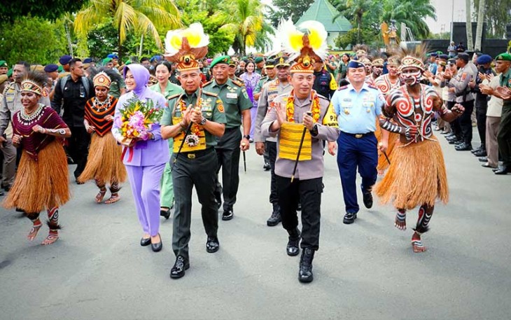 Panglima TNI Jenderal TNI Agus Subiyanto, S.E., M.Si dan Kapolri, Jenderal Pol Drs. Listyo Sigit Prabowo, M.Si saat disambut di Markas Kodam XVII/Cendrawasih, Papua, Jumat (08/12/2023).