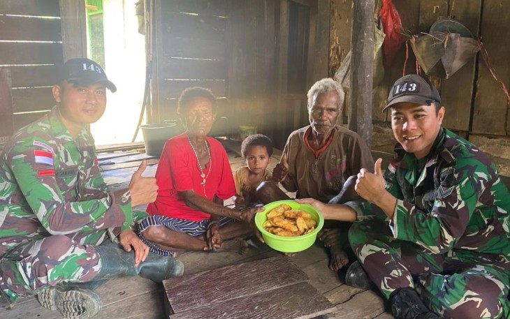 Kedekatan Satgas Yonif 143/TWEJ Bersama Warga Kampung Yamrab Papua